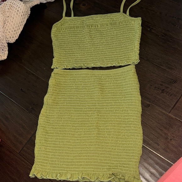 American Threads Olive Ruched Top - Picture 1 of 2